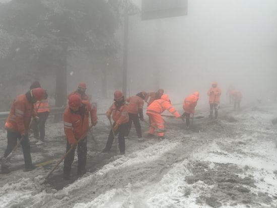江西庐山初雪至 公路保畅忙