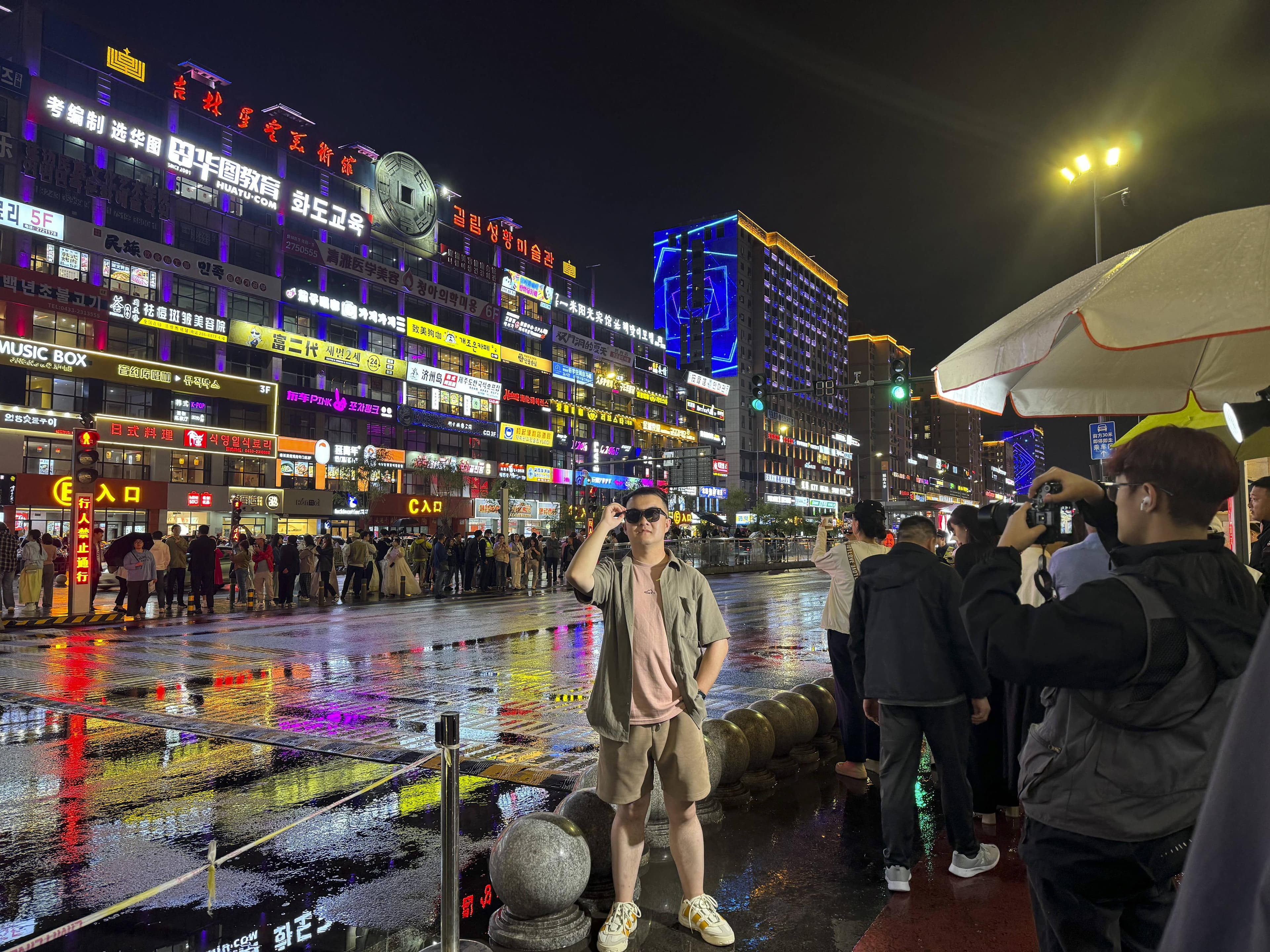 中国多地特色街景成旅游热门打卡点