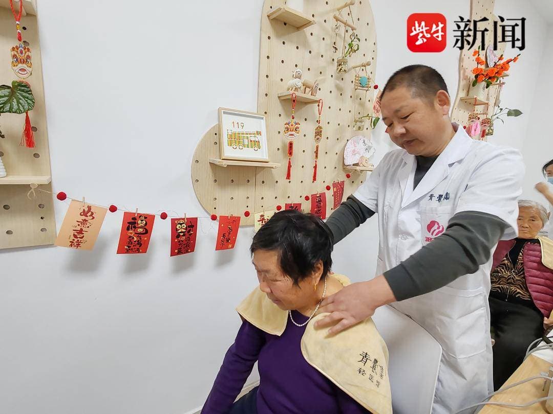 中医推拿理疗进社区，为老人撑起健康“保护伞”