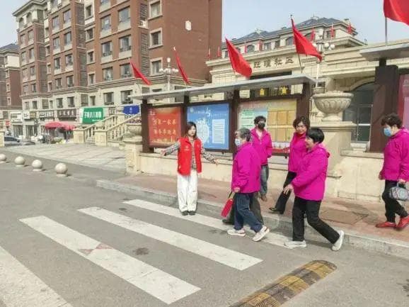 礼让斑马线 文明你我他丨青岛市城阳区共筑文明交通新风尚