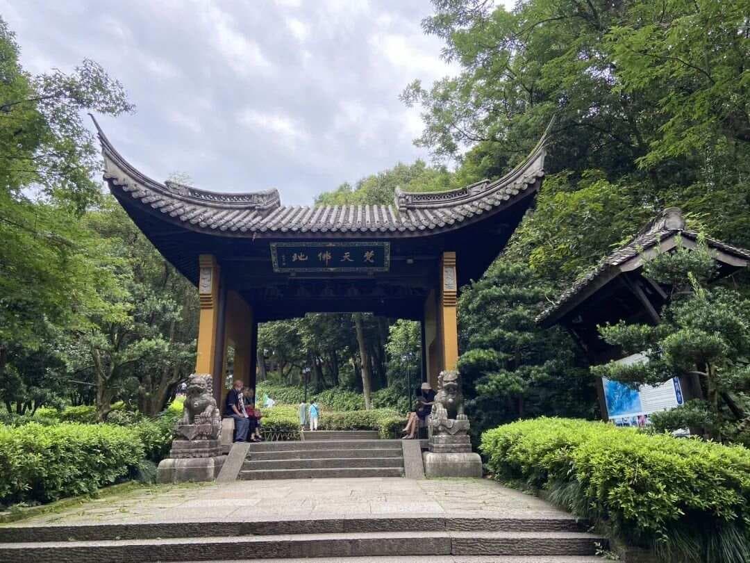 西湖畔的永福禅寺：依山而建的四重院落古刹