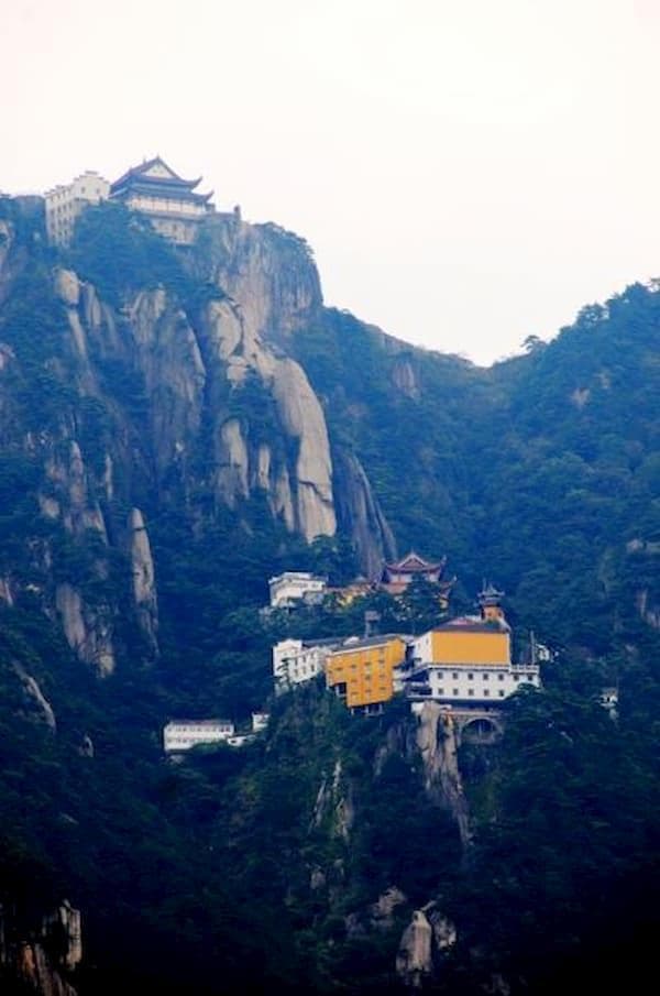 九华山寺庙建筑艺术与园林特色：千年古刹的文化瑰宝