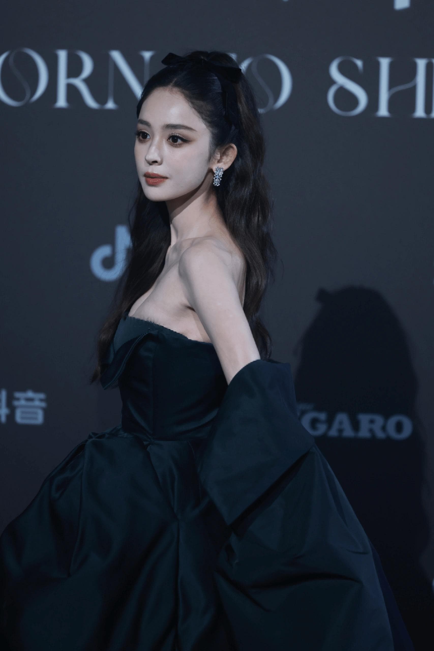 从异域美人到荧屏宠儿，古力娜扎的成长之路
