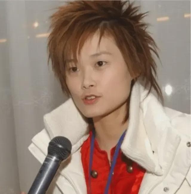 奇怪了，一出来就占c位，李宇春到底靠什么红了这么多年？
