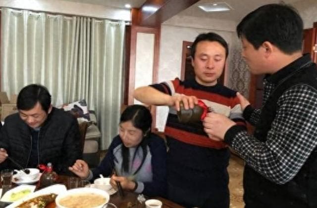 酒桌上，若有人用祭祀手给你敬酒，立马用这4招回怼，建议了解！