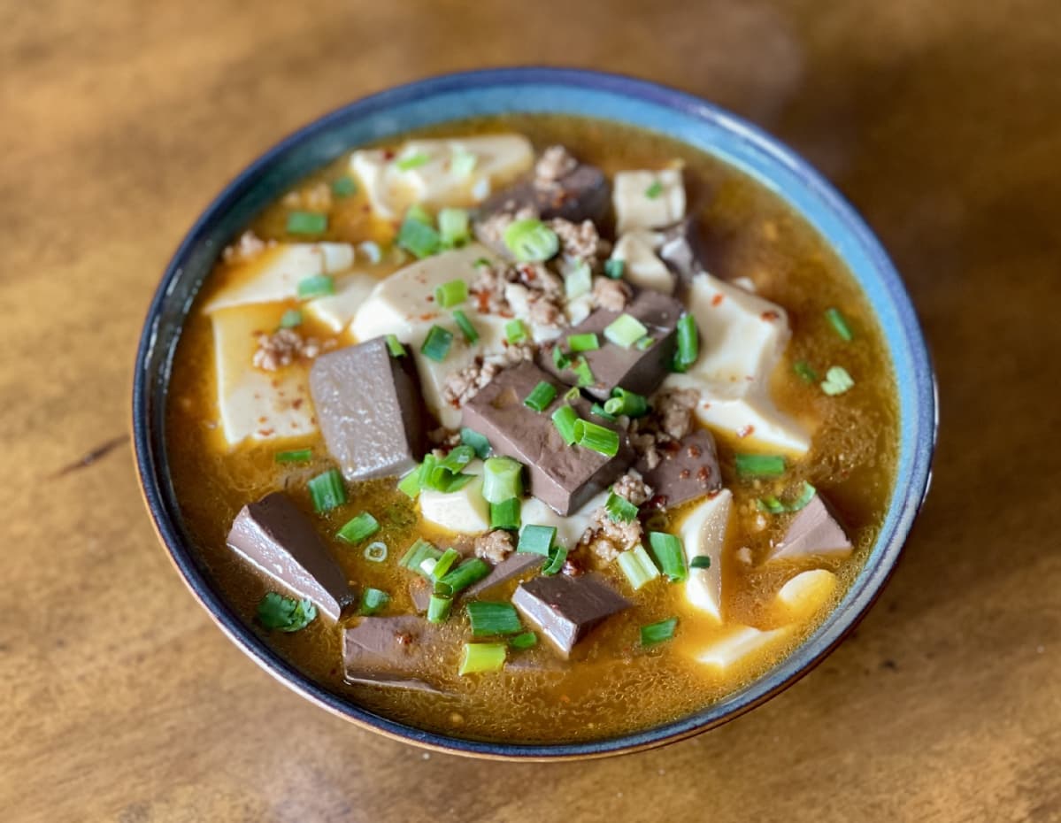 肉末炒豆腐鸭血：暖身又养生的家常美味