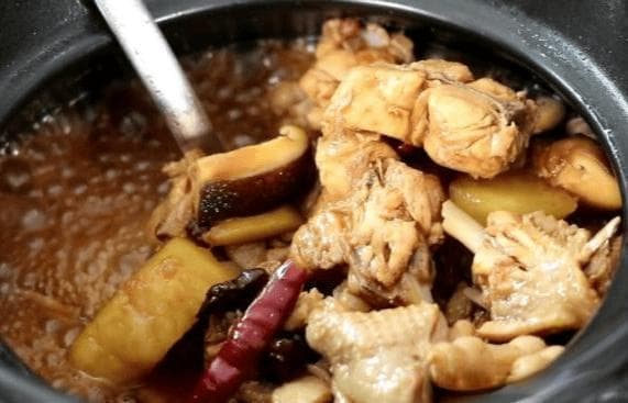 黄焖鸡的制作，要求食材的精选、火候的把控以及烹饪技巧的娴熟