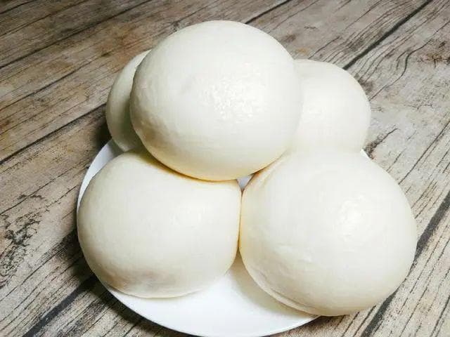 做馒头用高筋面粉好还是中筋面粉好？面粉选对，馒头松软又好吃！