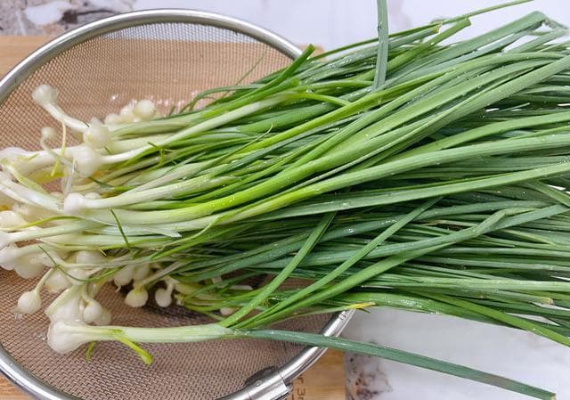 秋季野蒜正当时：比韭菜香，比莲藕更营养，两种美味做法