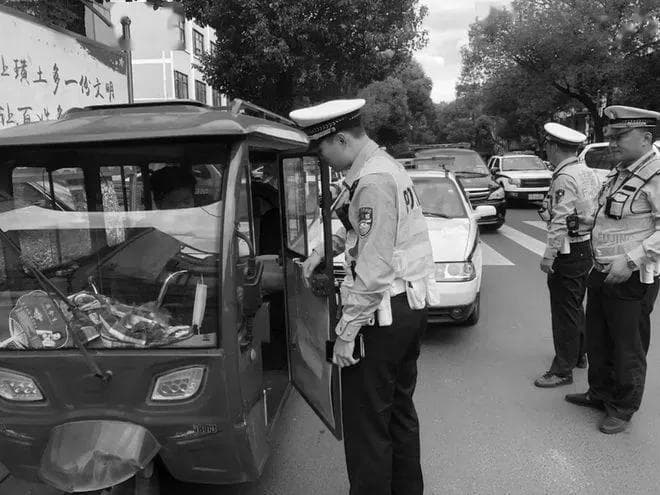 电动三轮车上路指南：满足"5禁止"要求才能合规行驶