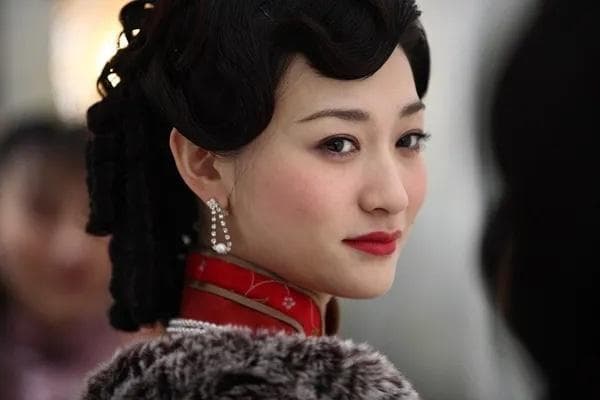 李小冉《凤穿牡丹》：乱世中绽放的坚韧女性，打破“花瓶”标签