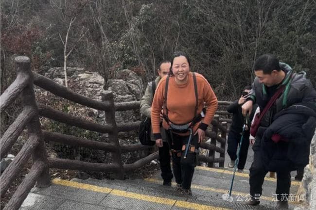 景区试用登山机器腿网络走红 游客体验飘逸爬山感