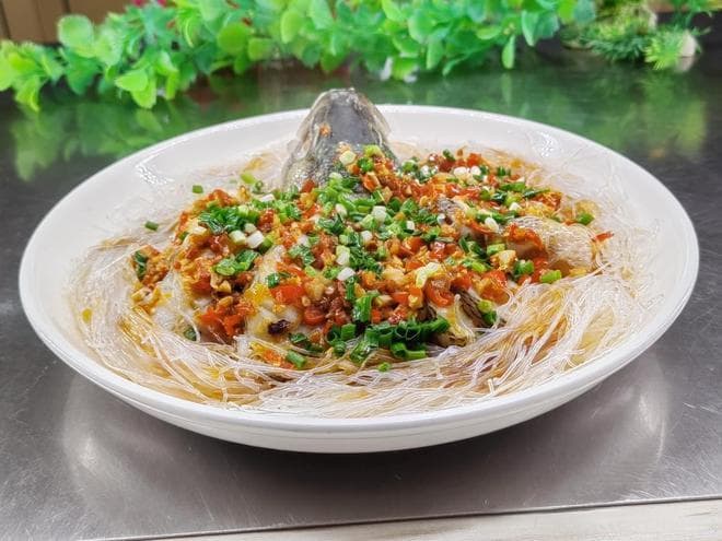 粉丝蒸鲈鱼：一道让你惊艳的家常美味