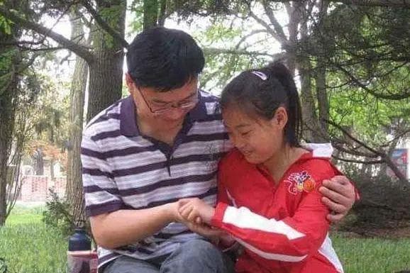 父女俩一起坐火车，“越界”行为引争议，网友：出格的父爱！
