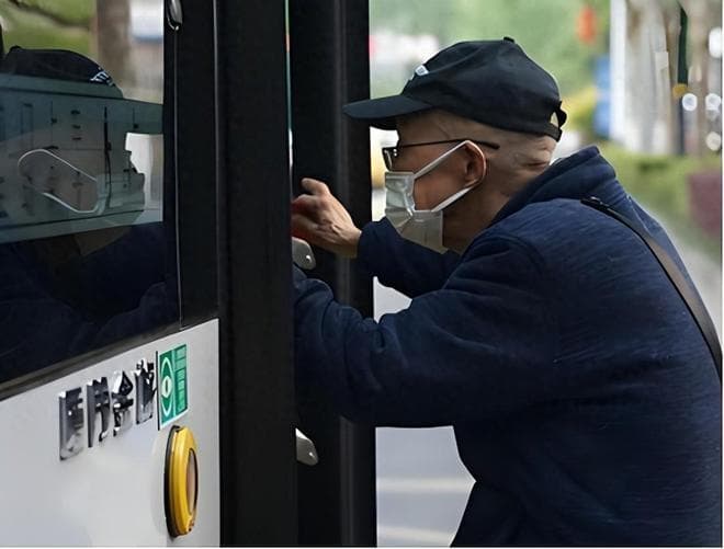 老年人免费乘车将取消？专家给出新建议，年轻人：噩梦终于结束！