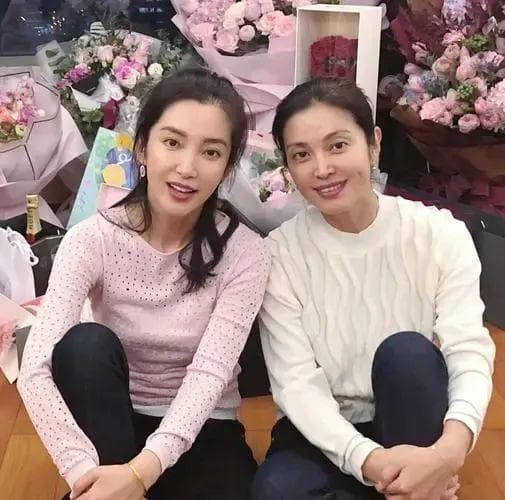 明星姐妹花教你如何与亲妹相处