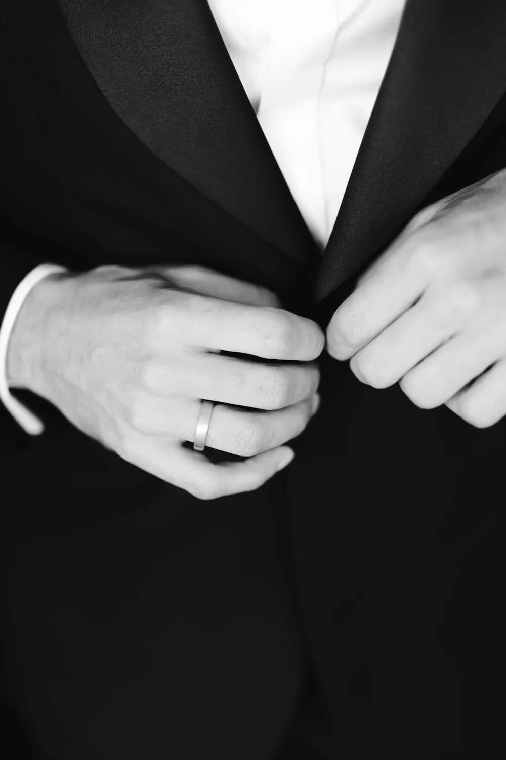 男士戒指佩戴法则：从传统到时尚的完美融合