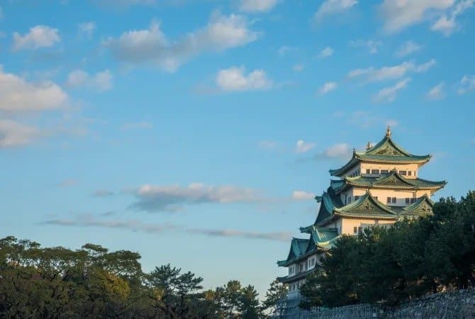 名古屋城：金鱼鯱雕像与樱花季的双重魅力
