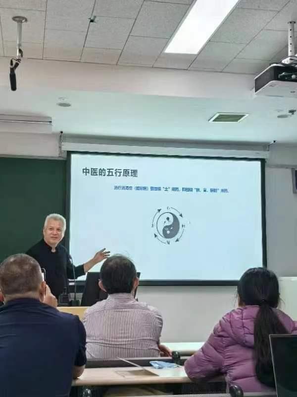 北大学术论坛开讲《神奇的中药》