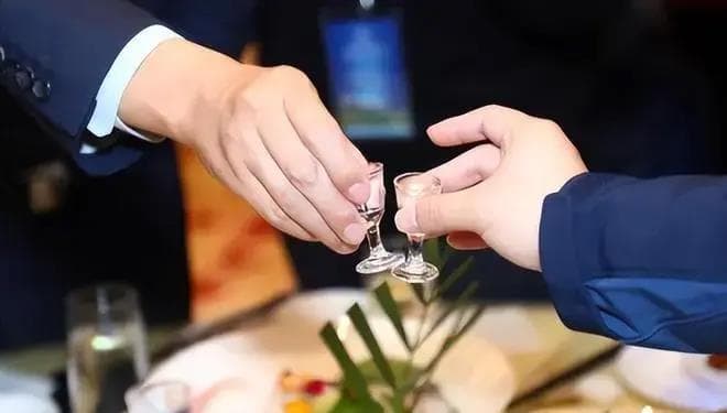饭局上，有人用“祭祀手”向你敬酒，不要客气，立刻用这3招怼回去！