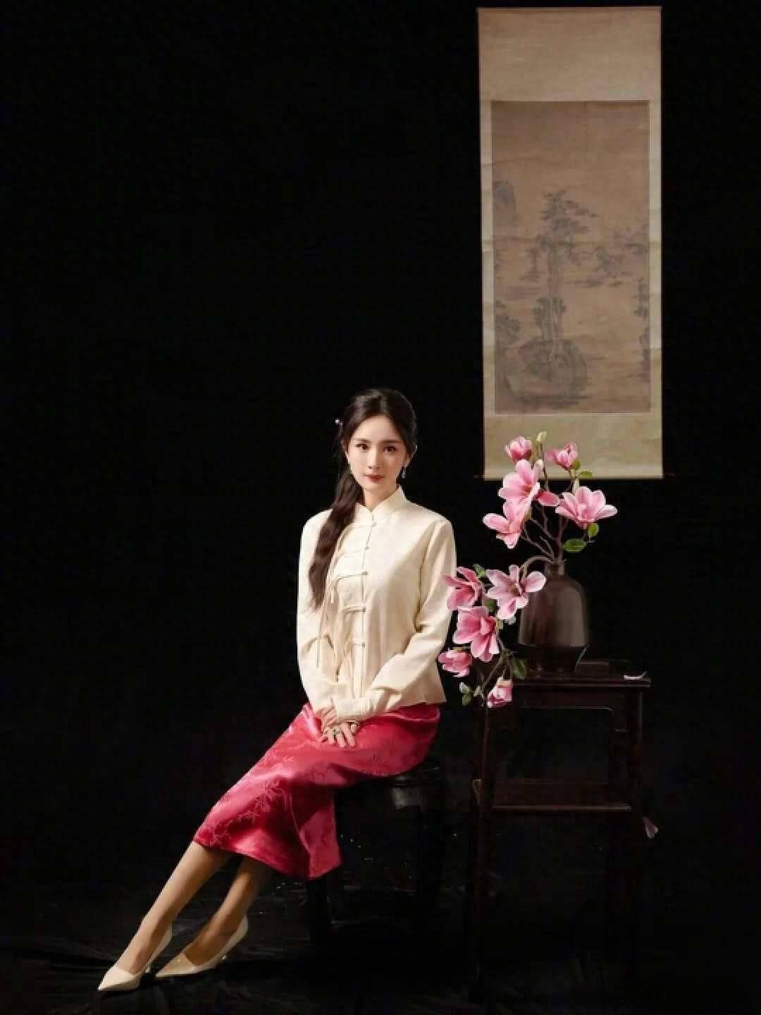 杨幂带火了一种穿搭：“中式老钱风”，优雅又高级，这样穿太美了