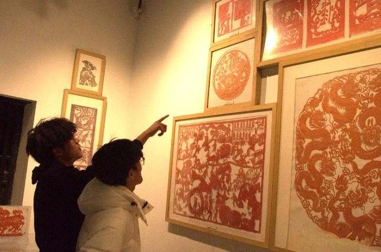 江苏徐州“灵蛇献瑞，巧手剪春”实践团弘扬剪纸文化