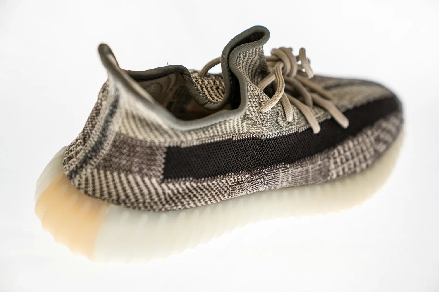从说唱到时尚：侃爷的Yeezy帝国崛起之路