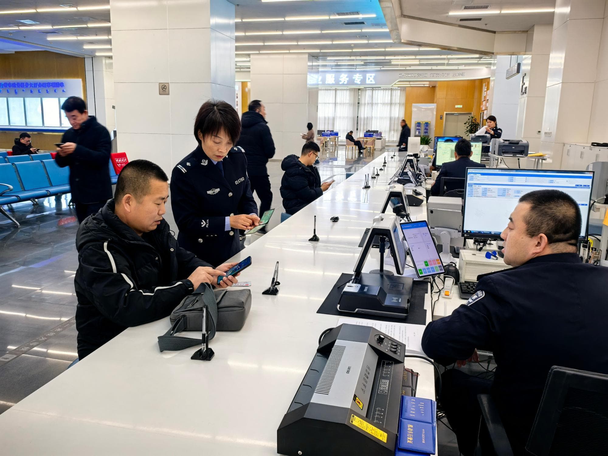 首批20年期身份证到期，呼和浩特警方推出便民换证服务
