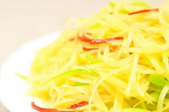 青椒土豆丝，先焯水还是直接炒？厨师长分享专业做法