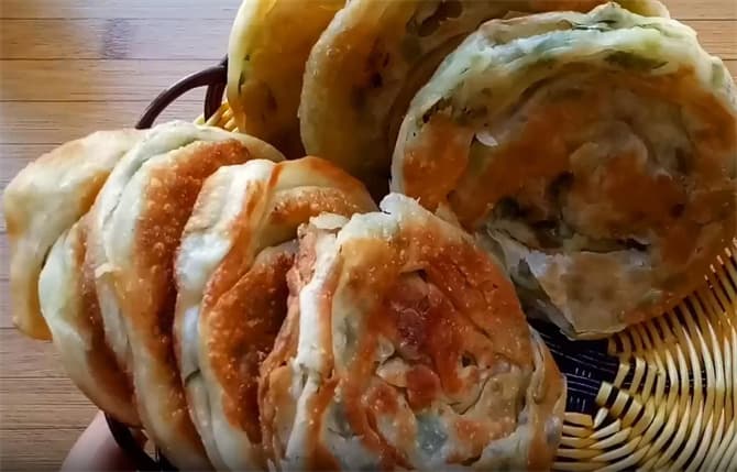 香酥葱油饼新做法：不擀面不发面，一抻一绕就能做