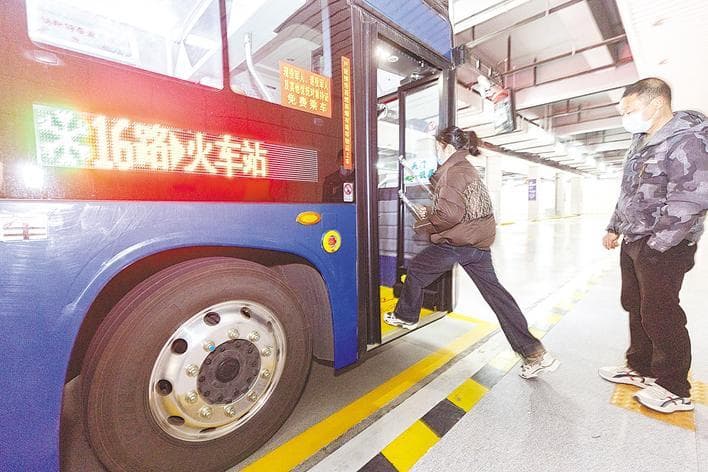 荆门西综合枢纽无缝转乘撑起“暖心伞”