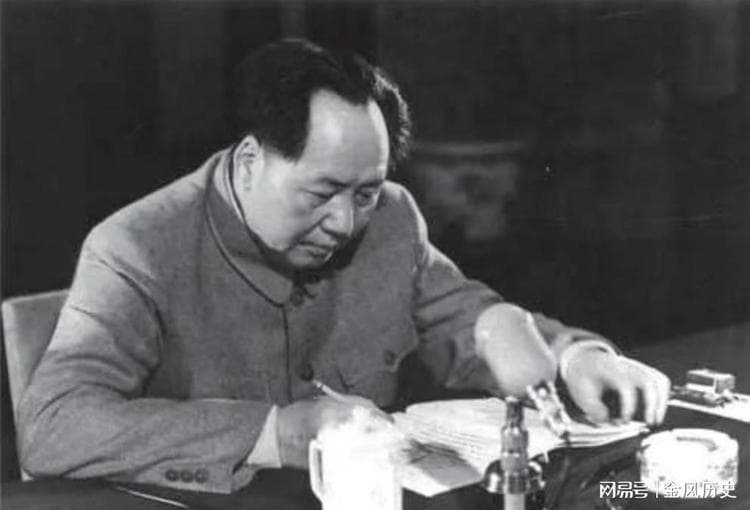 毛主席以身作则，将勤俭理念贯彻到生活之中，一件睡衣打73个补丁