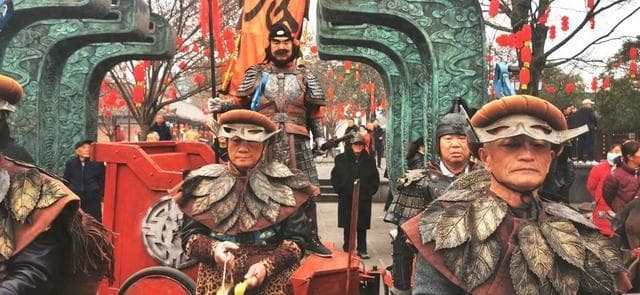 再现1800多年前“张飞巡城”，他在阆中古城扮演“猛张飞”丨非遗春节