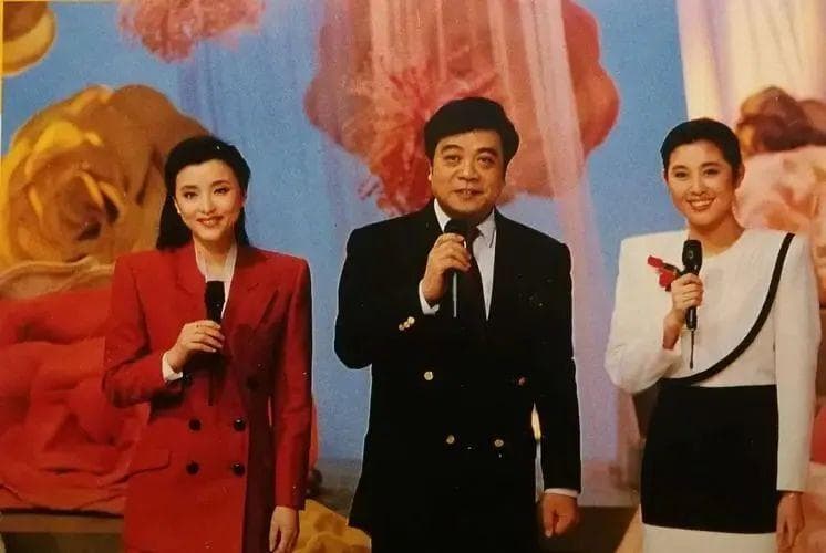 春晚女神穿搭大揭秘：从“晓庆衫”到新中式，经典造型如何引领时尚潮流？