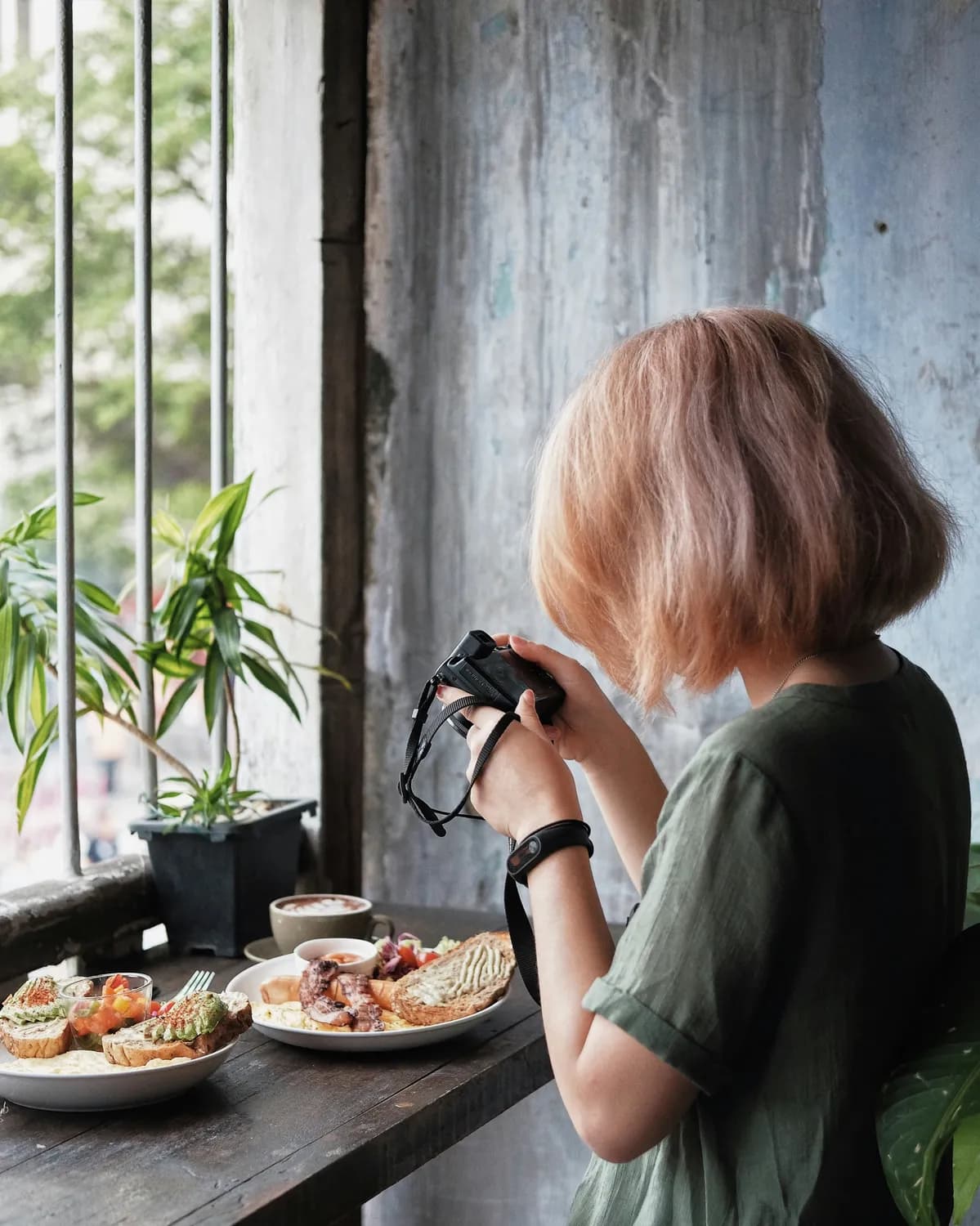 朋友圈里的“美食秀”：女生们为何热衷晒吃？