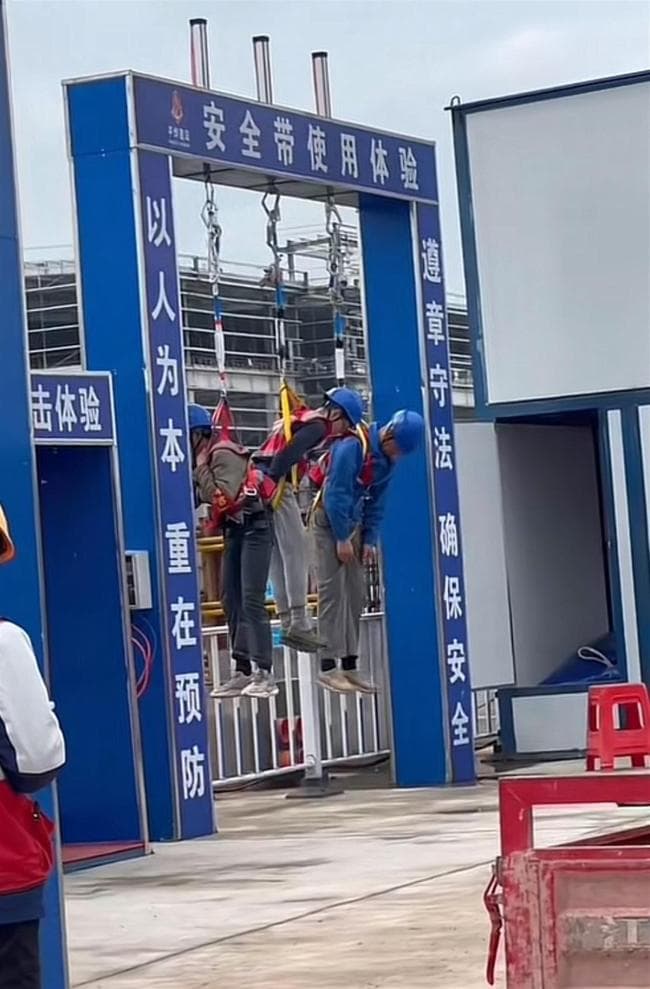 工人未系安全带被罚吊在工地门口示众 体罚式警示引争议