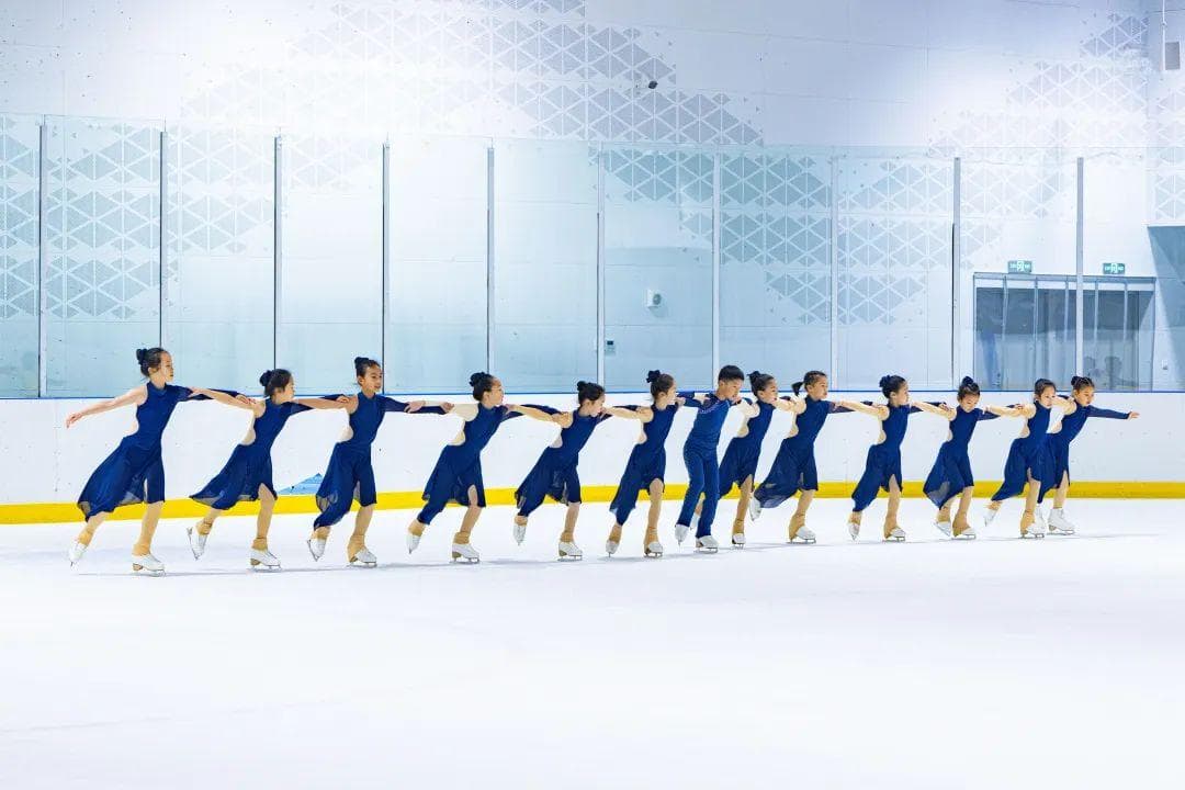 推进“人人上冰”计划，全力打造全民冰雪运动新生态