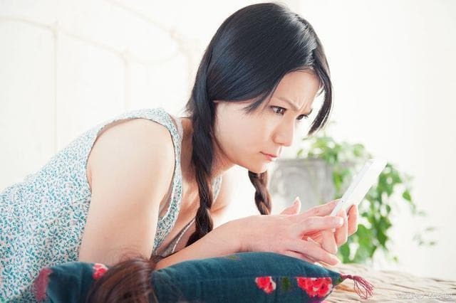 从眼神到关怀：识别女性动情的全方位指南