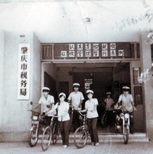 税服变迁36年，初心不变为国为民