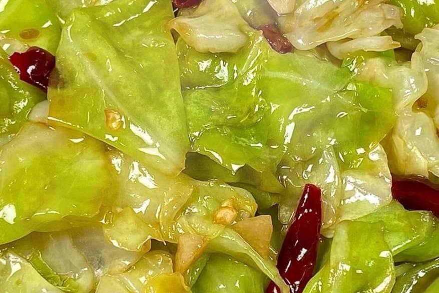 干煸手撕包菜：一道源于烟火气的经典美味