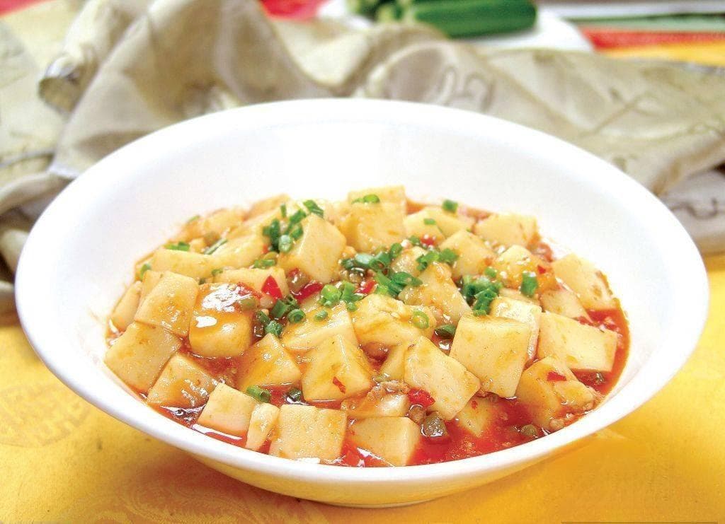 米豆腐：贵州钟爱的风味小吃，Q弹爽滑，酸辣诱人