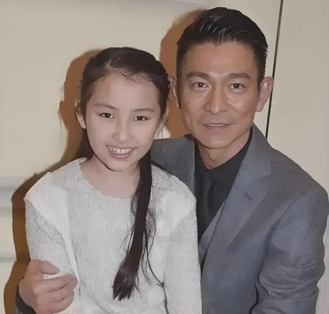 昔日红极一时的10位香港艺人，如今境遇不同，有人幸福有人凄凉