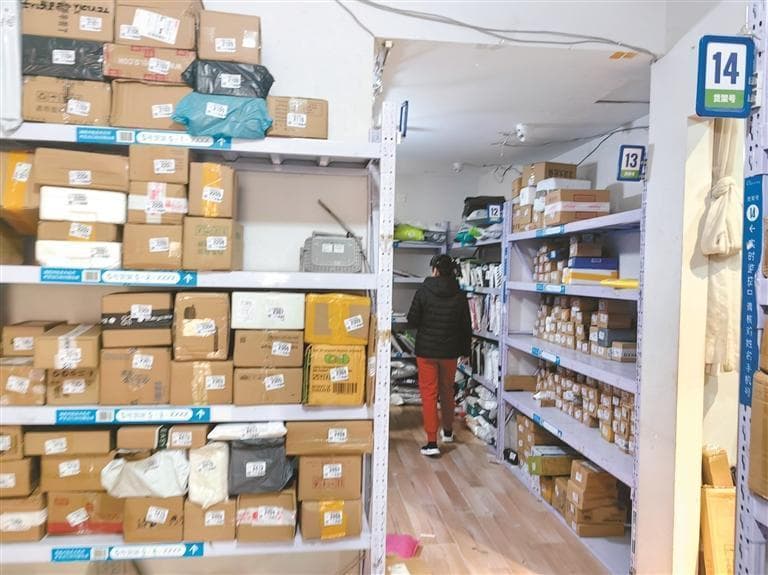 “快递送货上门”新规满一年，效果如何？ 看看收件人和送件人怎么说