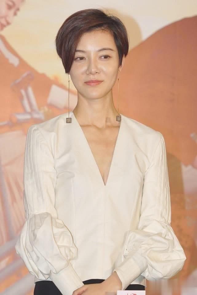 车晓真的是非常瘦，穿优雅的服装，也挡不住纤瘦的身材
