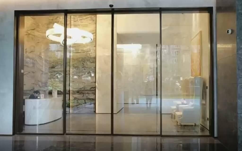 玻璃自动门清洁与维护指南：从表面到系统的全方位保养