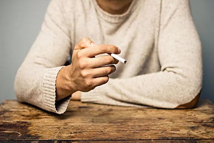 老年人若长时间不吸烟，身体或有2大改善