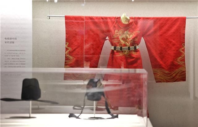 专家详解中国华服演变：从骨针到旗装的五千年文明传承