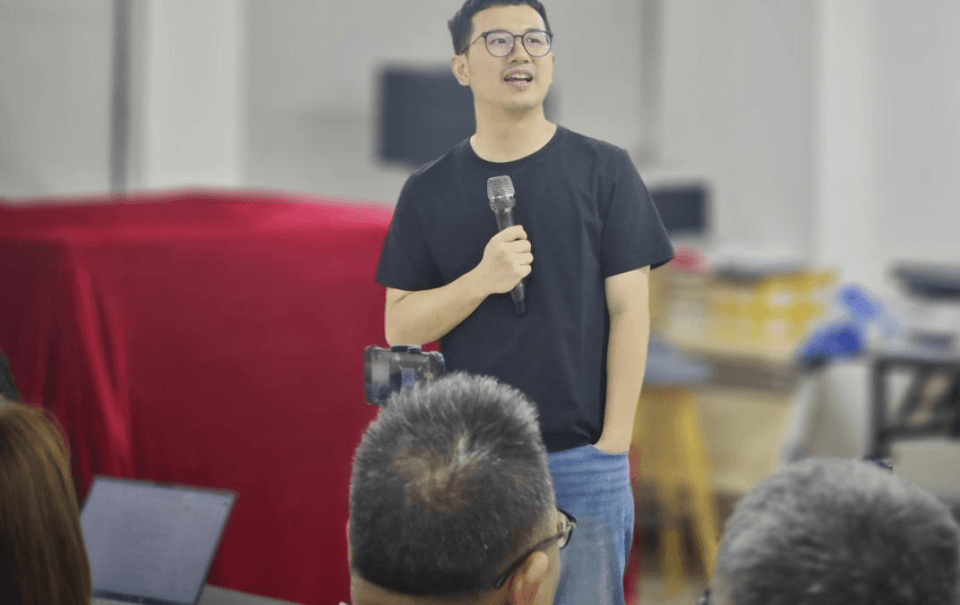 大学同学谈Manus创始人肖弘：他毕业没选择进大厂，而是连续创业，对他成功不意外