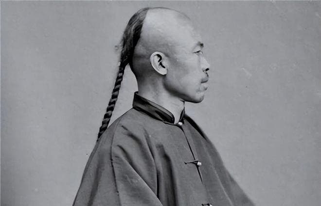 清朝人为什么把前面的头发剃掉，后面却要留一条辫子？原因在这