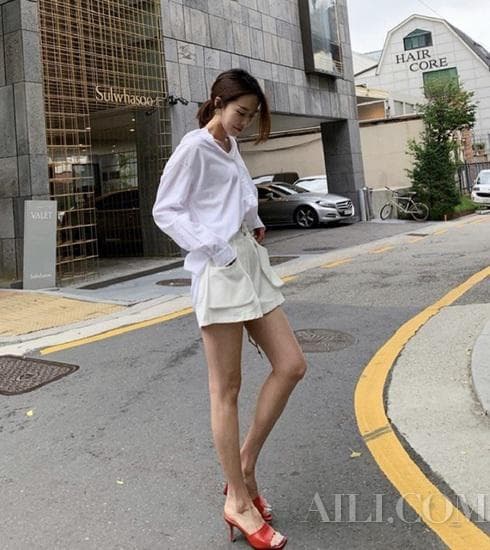 微胖女生夏日穿搭指南：浅色服装打造清凉造型